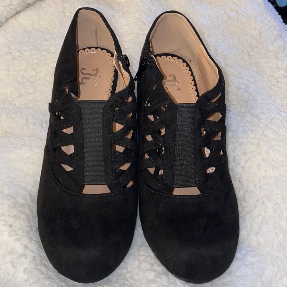 Black side zipper suede ankle boots